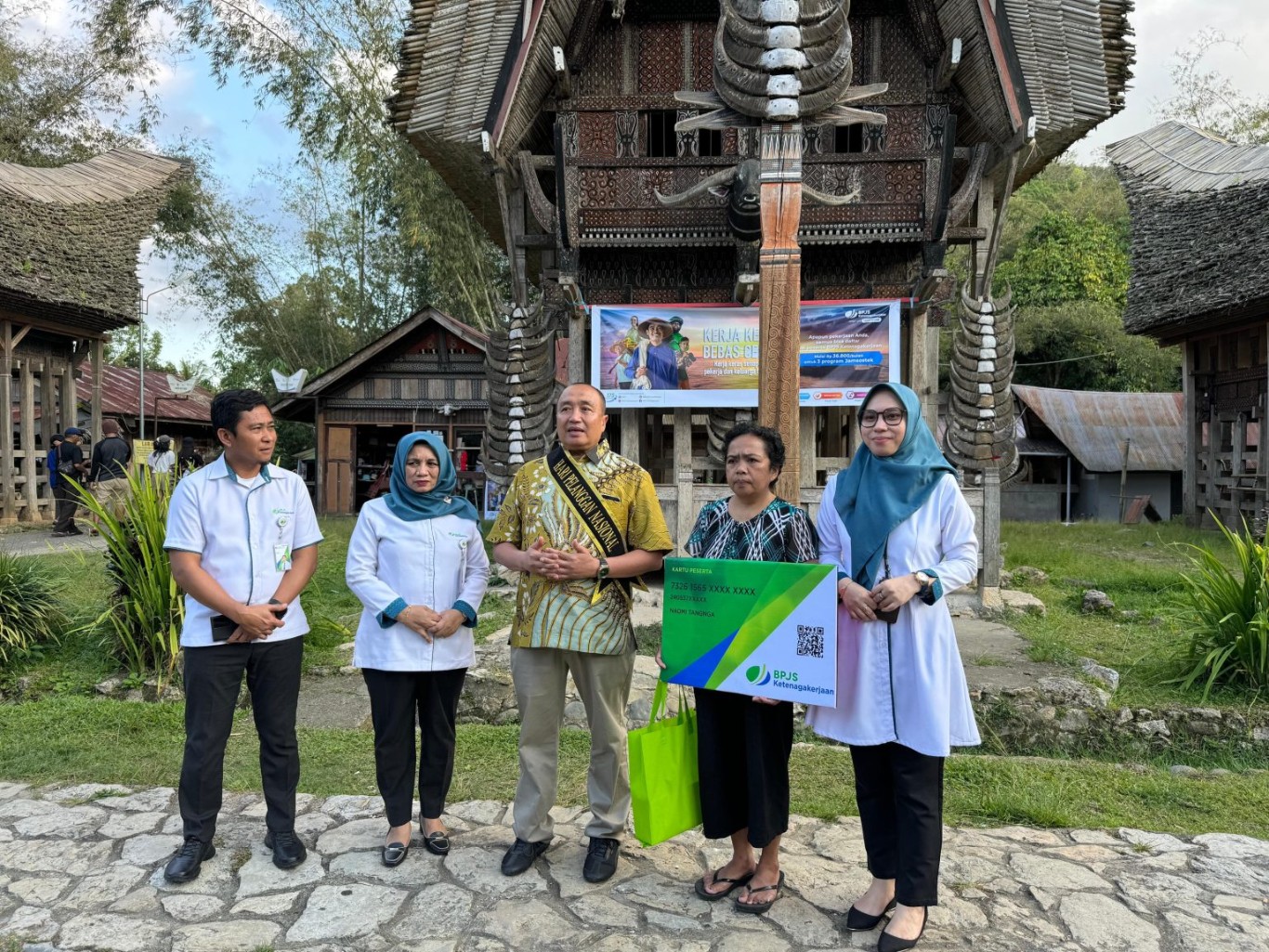 KUNJUNGAN -- Dewan Pengawas BPJamsostek, Muhammad Zuhri Bahri didampingi Kepala BPJamsostek Cabang Palopo, Mu'minati, berkesempatan mengunjungi pelaku UMKM yang berada di sekitar Objek Wisata Ke'te Kesu' Toraja Utara

