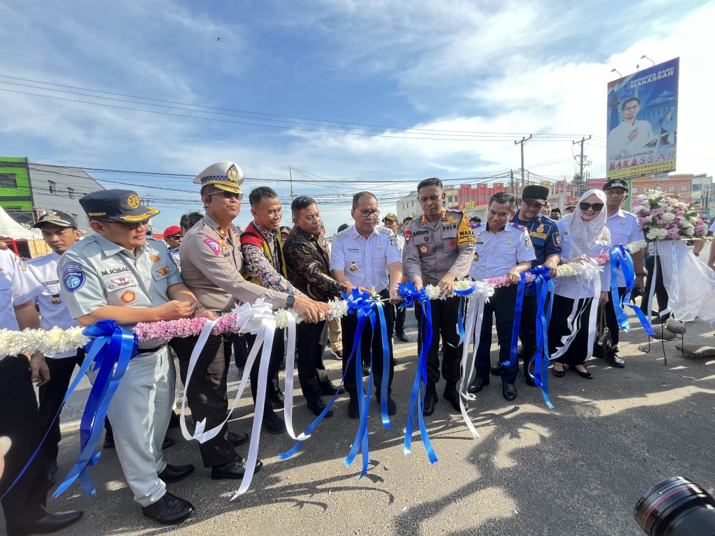 ist
RESMIKAN--Wali Kota Makassar Moh Ramdhan Pomanto bersama Kepala Balai Pengelola Transportasi Darat Kelas II Sulsel Bahar Latief meresmikan penggunaan simpang tiga Jalan Leimena-AP Petta Rani, Rabu (18/9). 

