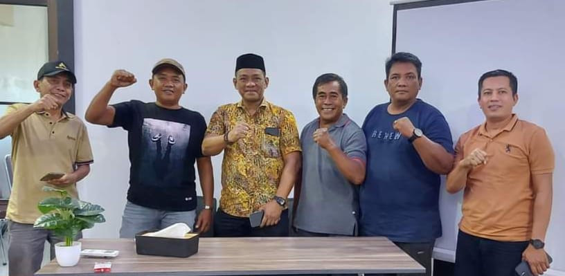 TEMUI TIM PEMENANGAN -- Calon Bupati Luwu Patahuddin menemui tim pemenangan Belopa dan Belopa Utara di Cafe Trans Jalan Topoka, Belopa, Senin (9/9).
