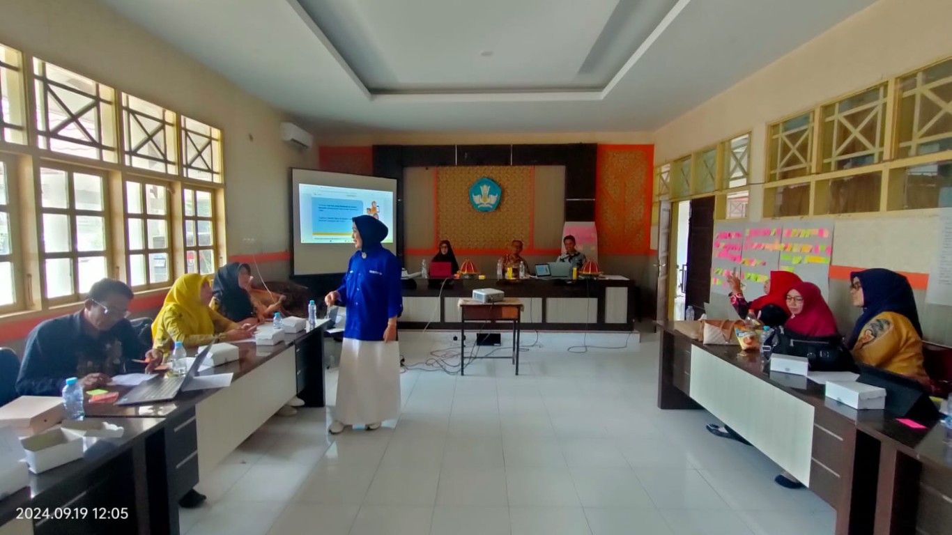 MATERI -- Fasilitator Daerah Hj Nurmin, saat membawakan Materi , Kamis 19/9
