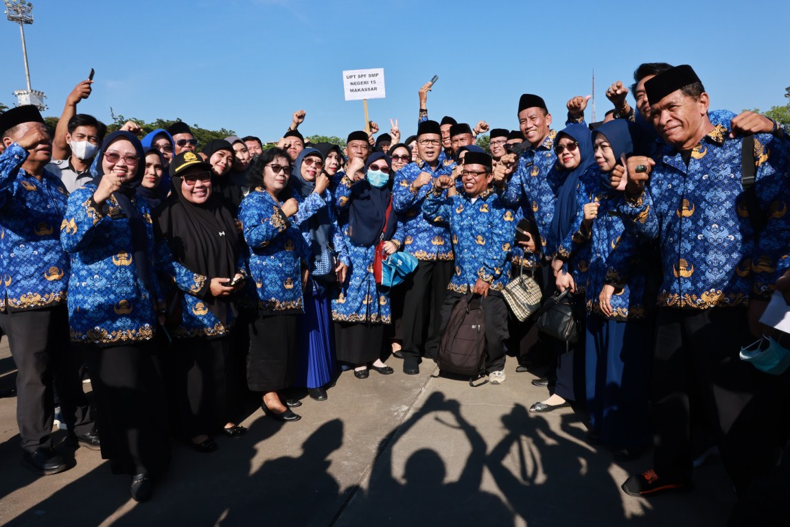 ist
PAMIT--Wali Kota Makassar Moh Ramdhan Pomanto berpamitan ke ribuan ASN yang mengikuti upacara Hari Kesadaran Nasional yang dilaksanakan, Selasa (17/9) di Lapangan Karebosi.
