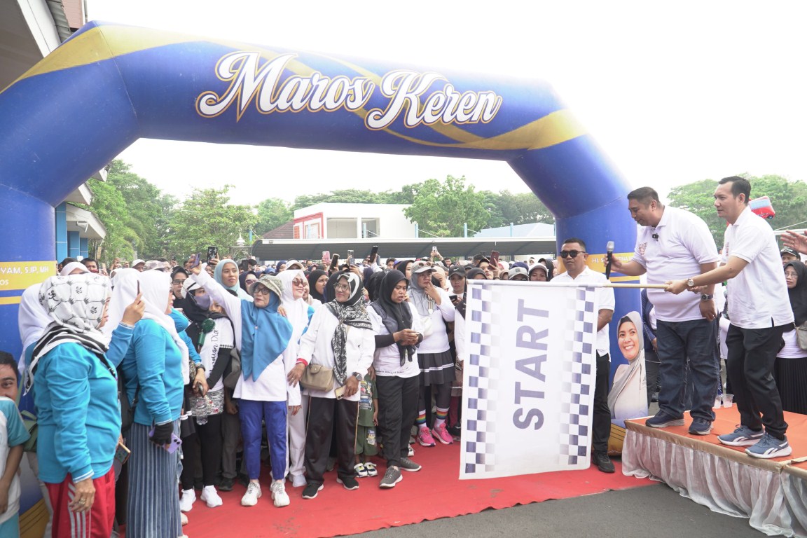 PELEPASAN -- Bupati Maros, Chaidir Syam (pegang mic), saat melepas peserta Jalan Sehat FMPP.
