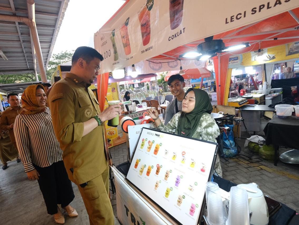IST
PEMBUKAAN -- Bupati Gowa, Adnan Purichta Ichsan saat hadir dalam pembukaan event Mura Fest di Jalan Tun Abdul Razak. 
