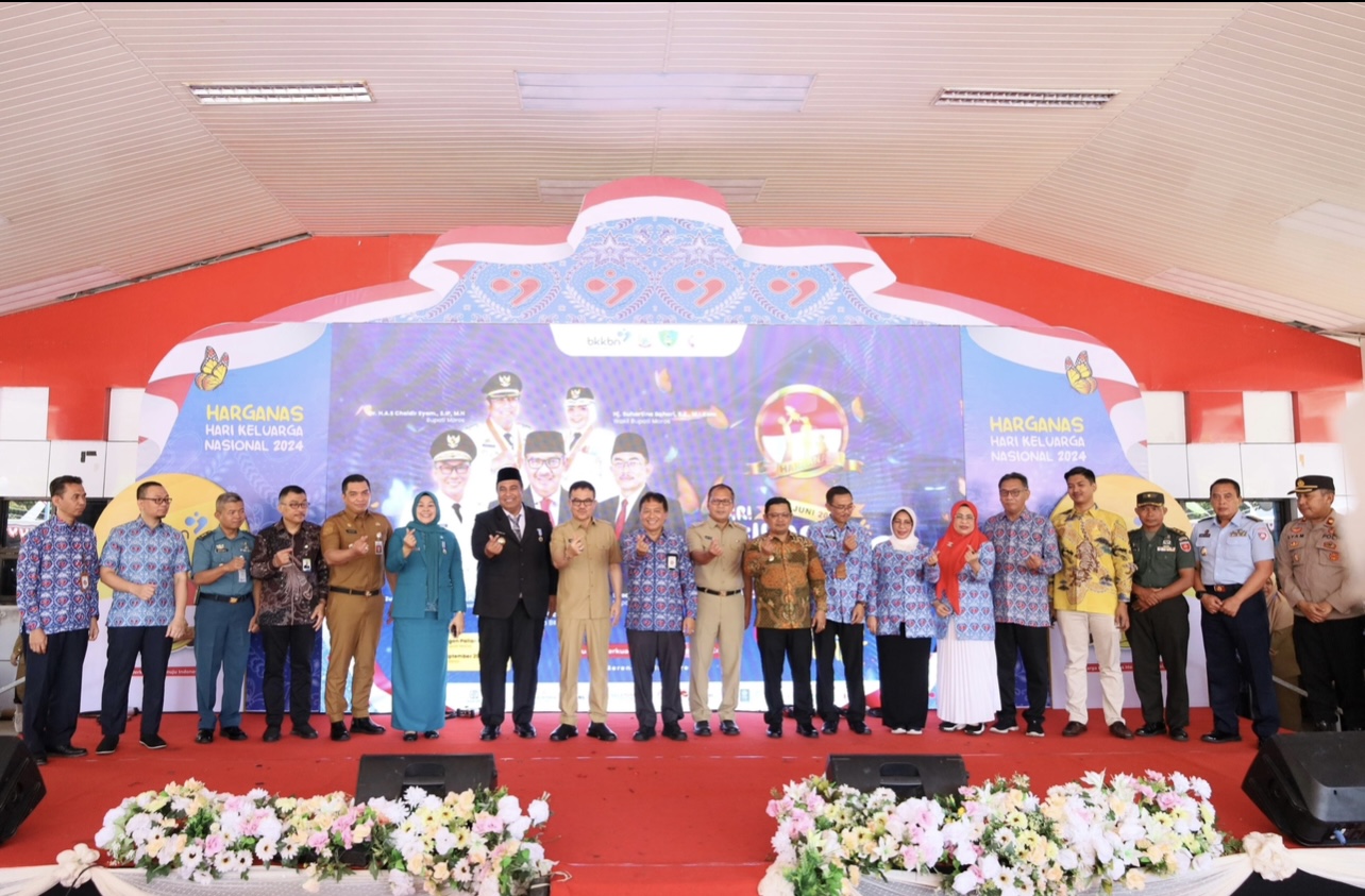ist JUARA--Kota Makassar keluar menjadi juara umum usai berhasil menang di delapan kategori  dari 18 yang diperlombakan dalam peringatan Hari Keluarga Nasional (Harganas).