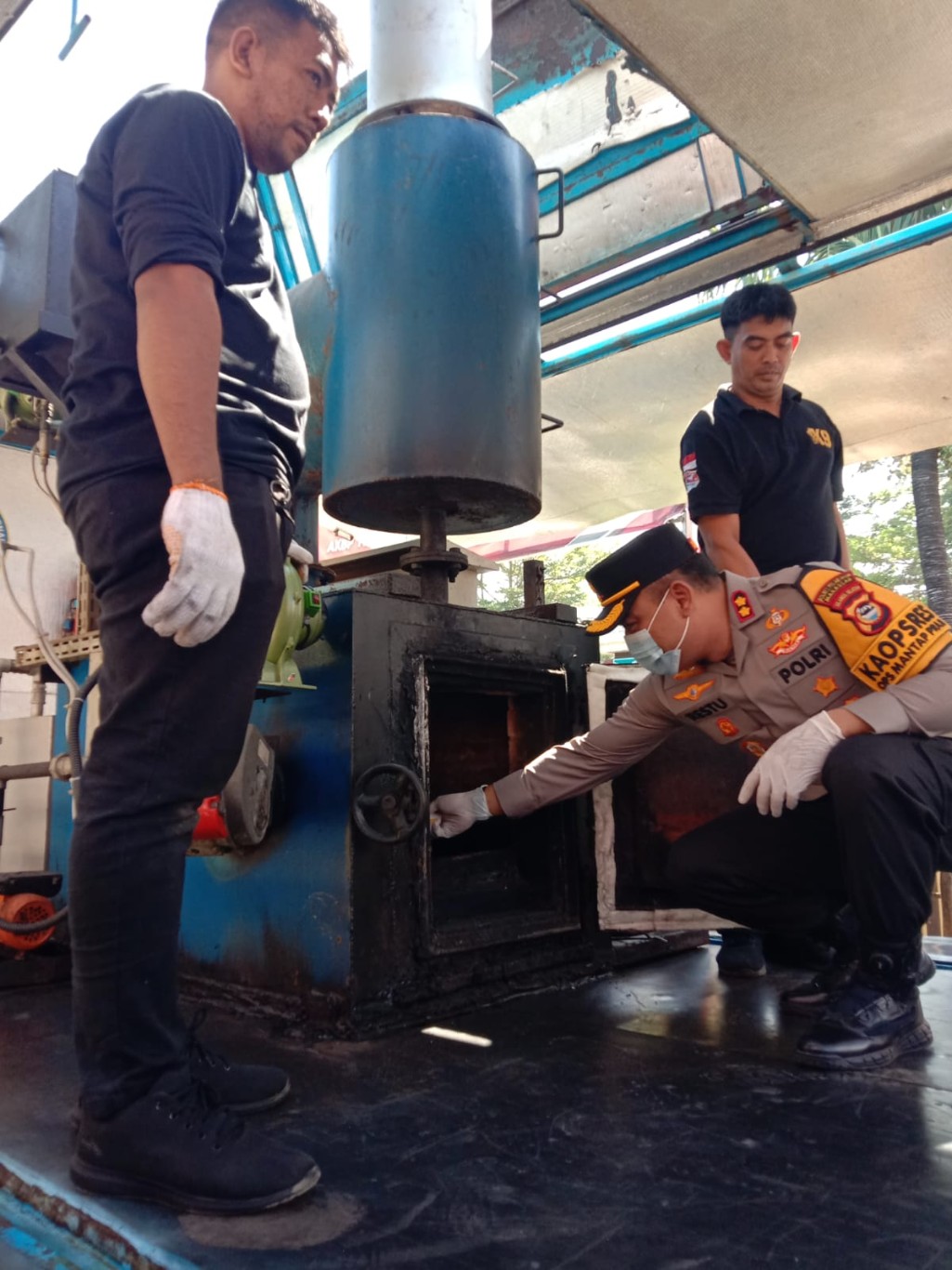 PEMUSNAHAN -- Kapolres Pelabuhan Makassar, AKBP Restu Wijayanto memimpin pemusnahan narkoba jenis sabu dengan memasukkan ke dalam mesin pemusnahan narkoba.
