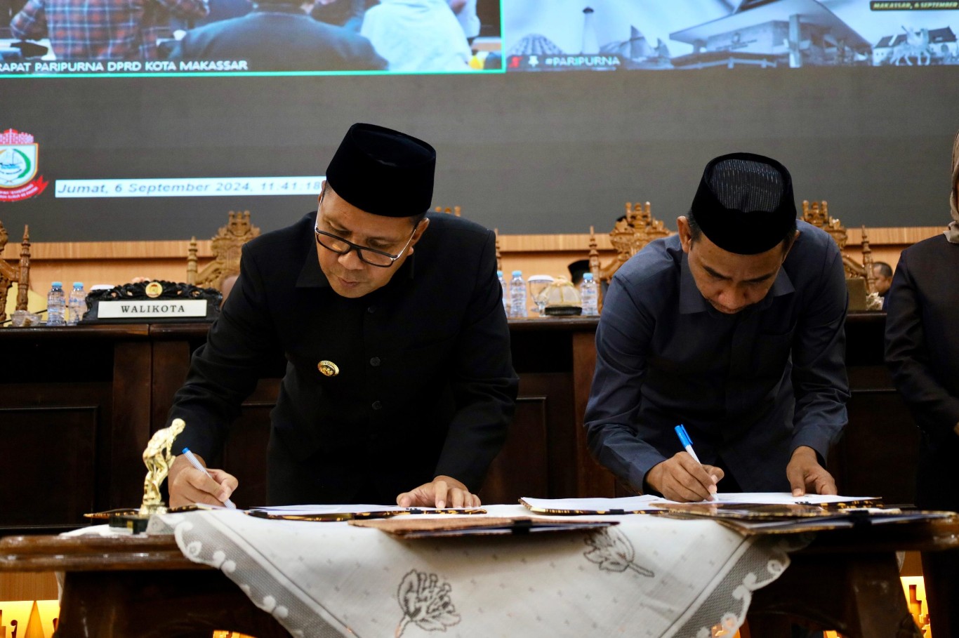 ist
PENGESAHAN--Wali Kota Makassar Moh Ramdhan Pomanto dan Ketua DPRD Kota Makassar Rusdianto Lallo, menandatangani pengesahan empat Ranperda, Sabtu (7/9).Rapat Paripurna menjadi moment paripurna terakhir anggota DPRD Kota Makassar periode 2019-2024.
