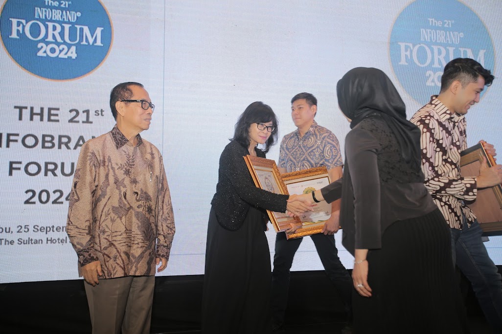 PENGHARGAAN -- Senior Manager Institutional Relations PT Vale, Yani Siskartika mewakili perusahaan untuk menerima penghargaan bergengsi tersebut pada acara yang berlangsung di Golden Ballroom Hotel Sultan, Senayan, Jakarta, Rabu (25/9).
