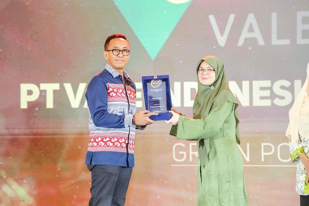 PENGHARGAAN EPSA 2024 -- Direktur & Chief of Sustainability and Corporate Affairs Offices PT Vale Indonesia, Bernardus Irmanto, mewakili manajemen perusahaan, menerima penghargaan EPSA 2024.
