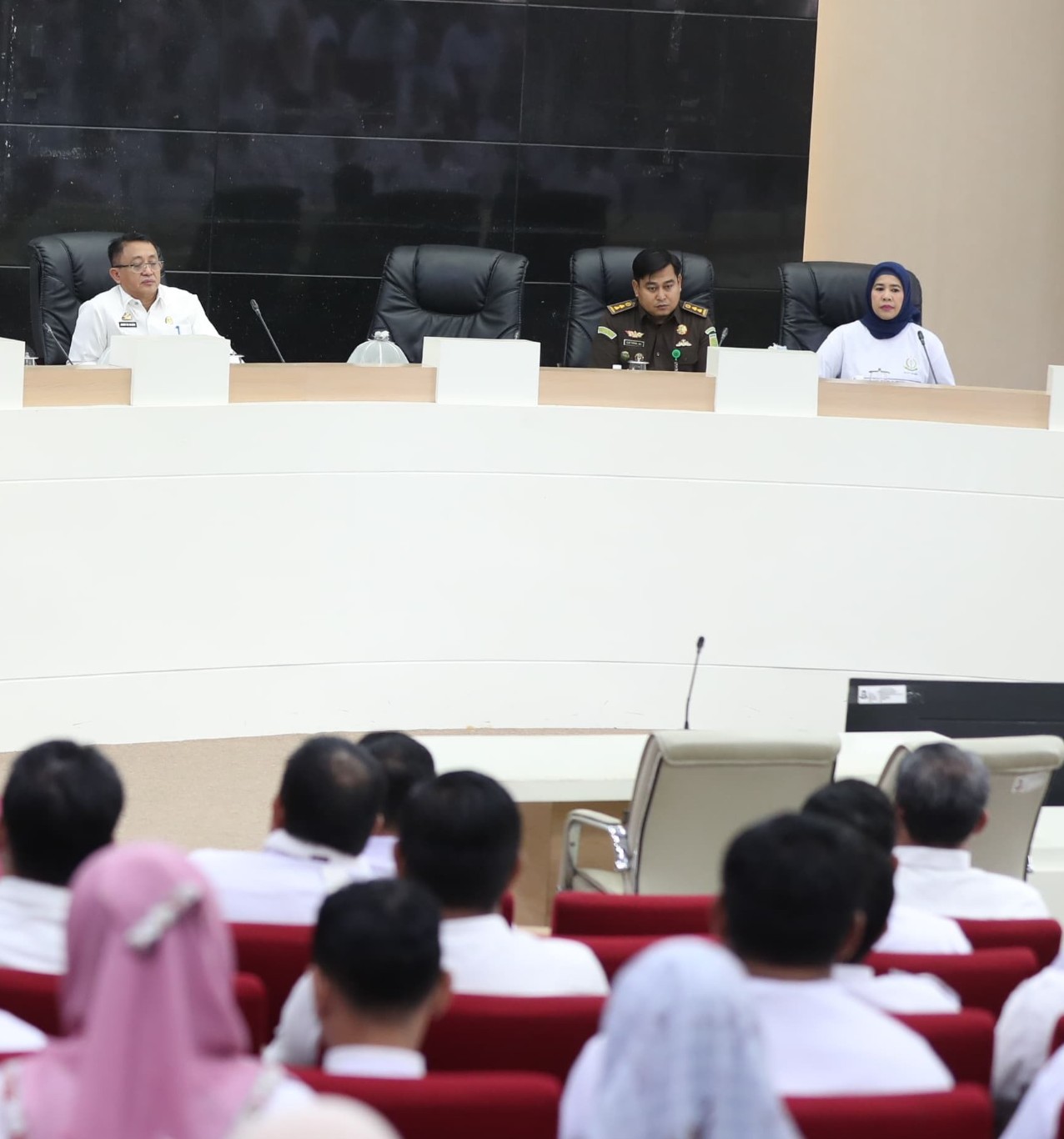 ist
PENYULUHAN--Kasie Penkum Kejati Sulsel, Soetarmi memberikan penyuluhan hukum guna meningkatkan kesadaran hukum di jajaran Pemkot Makassar.
