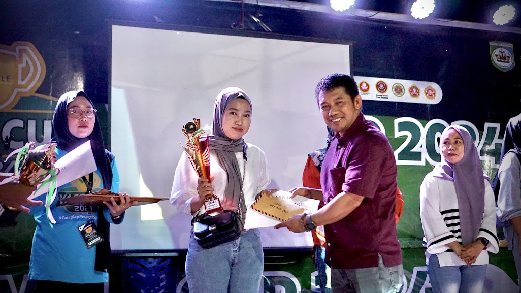 PENYERAHAN HADIAH -- Penyerahan hadiah kepada pemenang salah satu cabang olahraga yang dipertandingkan pada event Vale Cup 2024.
