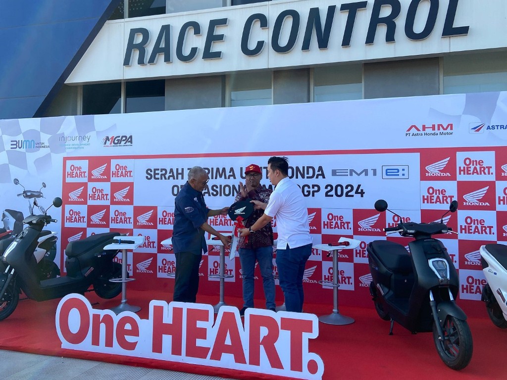 PENYERAHAN -- Pihak Honda Astra Motor menyerahkan sepeda motor listrik Honda EM1 e: kepada Mandalika Grand Prix Association untuk mendukung MotoGP Mandalika.
