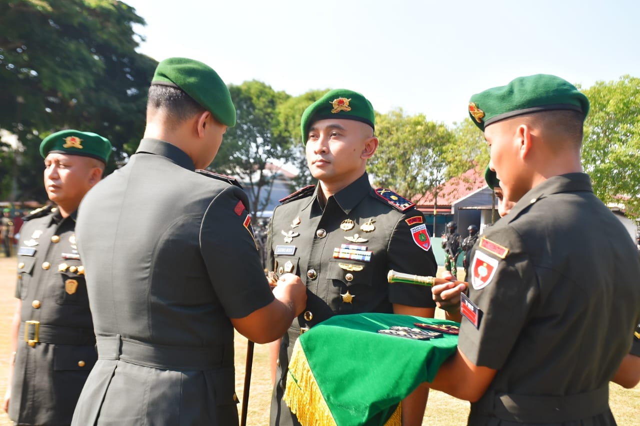 SERTIJAB --  Komandan Batalyon Infanteri (Danyonif) 721/Makkasau resmi berganti dalam upacara serahterima jabatan (Sertijab) di Lapangan Mako Yonif 721/Makkasau, Kecamatan Patampanua, Senin (23/9).