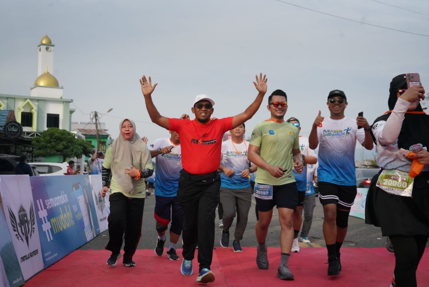 PLN MOBILE -- General Manager PLN UID Sulselbar, Budiono (baju merah) ikut serta menjadi peserta PLN Mobile Sulbar Run 2024 di Anjungan Manakarra, Kabupaten Mamuju, Sulbar.
