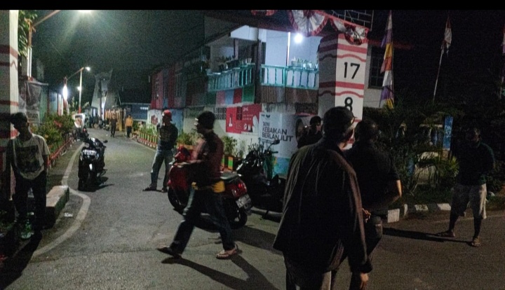 SERANG -- Sejumlah warga di Jalan Baji Dakka yang mengejar para pelaku penyerangan dengan menggunakan busur dan petasan.
