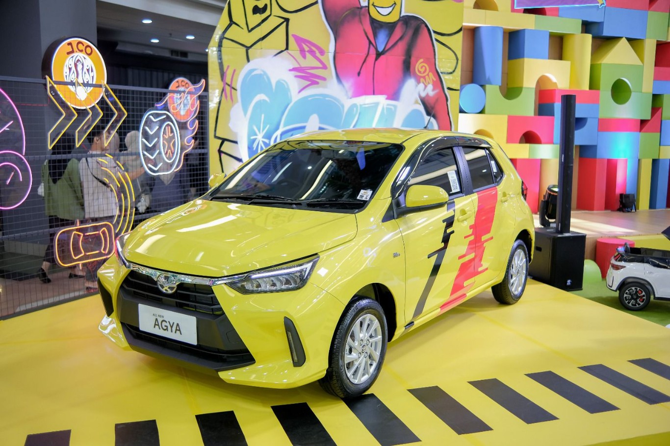 SOLUSI ANAK MUDA -- Toyota All New Agya saat dipajang di public display Kalla Toyota. Kendaraan kategori LCGC ini menjadi solusi bagi anak muda yang ingin memiliki kendaraan roda empat.