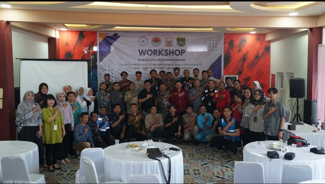 WORKSHOP -- Para peserta dan narasumber workshop keselamatan dan kesehatan kerja di wilayah 1 Sulawesi Selatan melakukan sesi foto bersama.