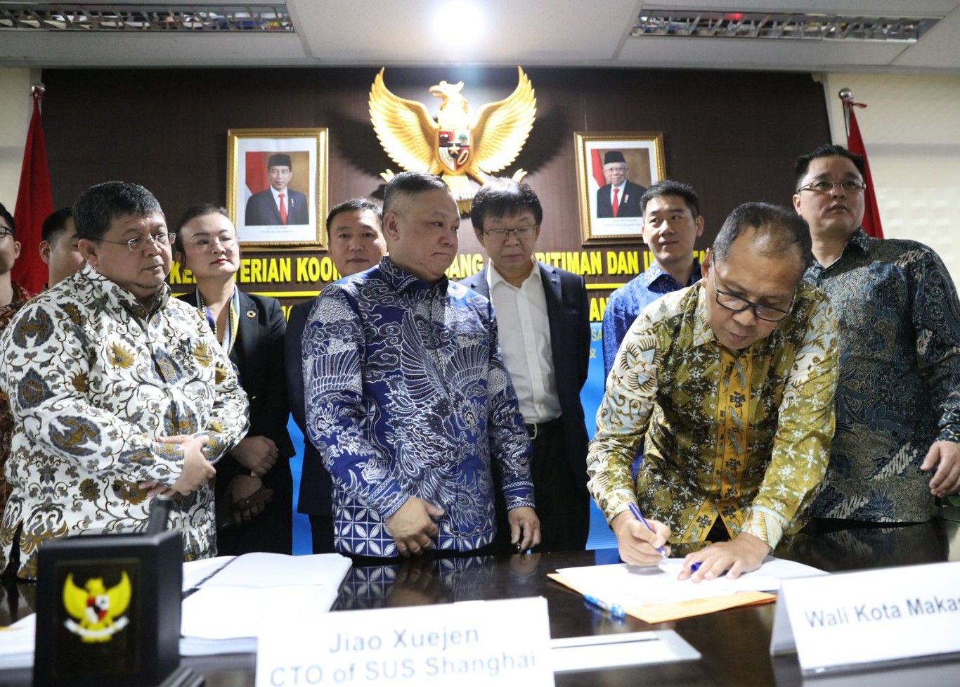 ist
TANDATANGANI--Wali Kota Makassar, Moh Ramdhan Pomanto bersama CTO of Sus Shanghai, Jiao Xuejen, serta Direktur Utama PT Sarana Utama Synergy, Yee Wai Kuen menandatangani perjanjian kerjasama PSEL yang disaksikan langsung Asisten Deputi Energi Kementerian Koordinator Bidang Kemaritiman dan Investasi, Ridha Yasser, di Kantor Kementerian Kordinator Bidang Kemaritiman dan Investasi RI, Selasa (24/9).
