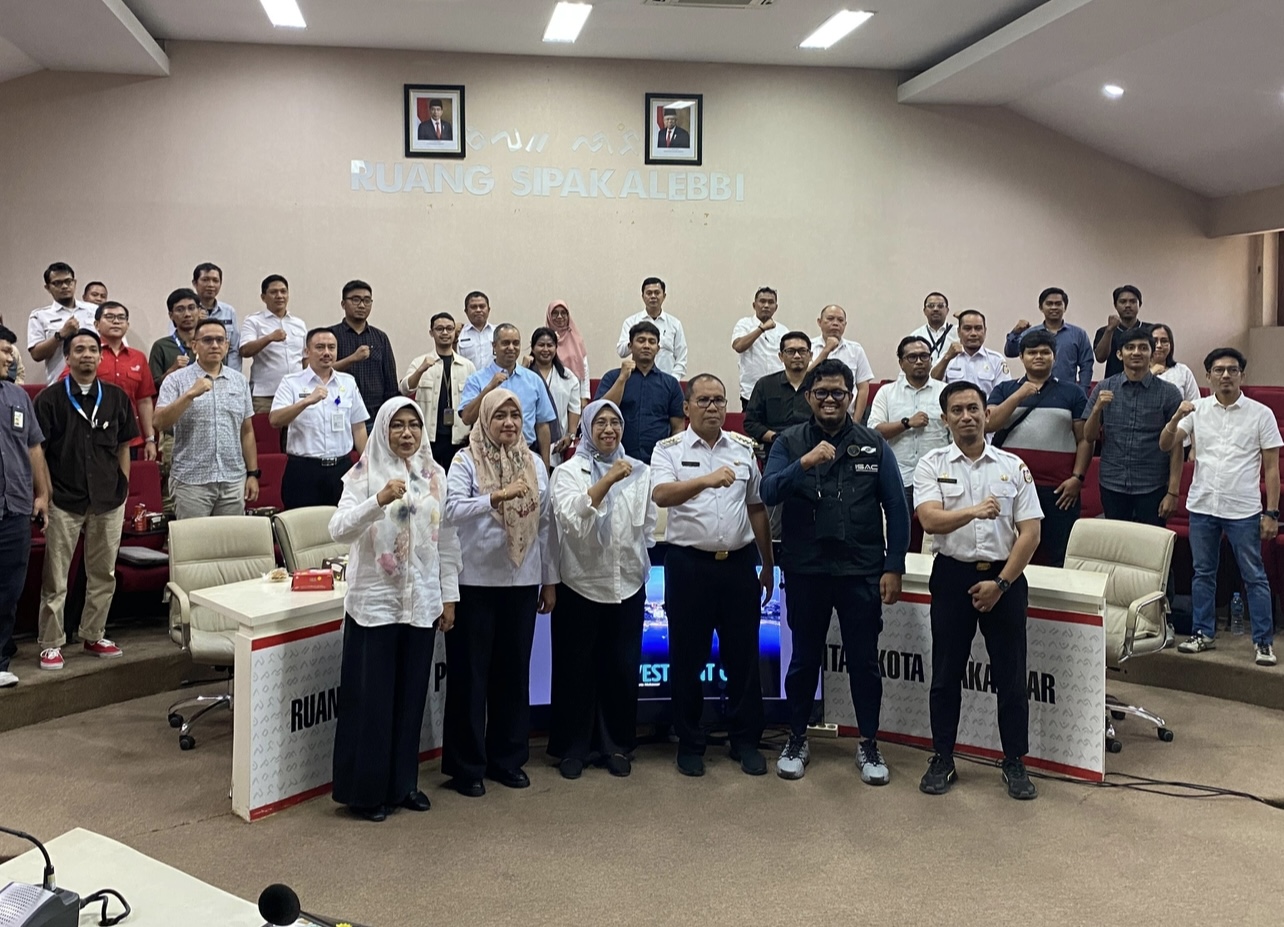 ist
FOTO BERSAMA--Wali Kota Makassar Moh Ramdhan Pomanto foto bersama dengan para Asosiasi Penyelenggara Jasa Internet Indonesia usai memimpin rapat koordinasi (Rakor) di Ruang Sipakelebbi, Balai Kota Makassar. 
