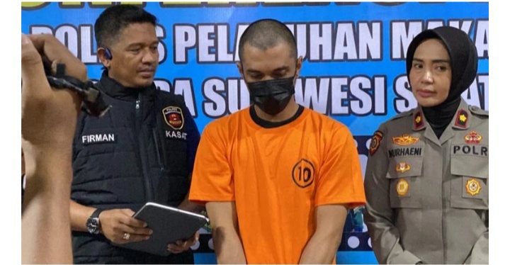 IST
TERSANGKA -- HA, tersangka penganiayaan di Jalan Nusantara didampingi Waka Polres Pelabuhan Makassar, Kompol Nurhaeni ketika dihadirkan saat press release.

