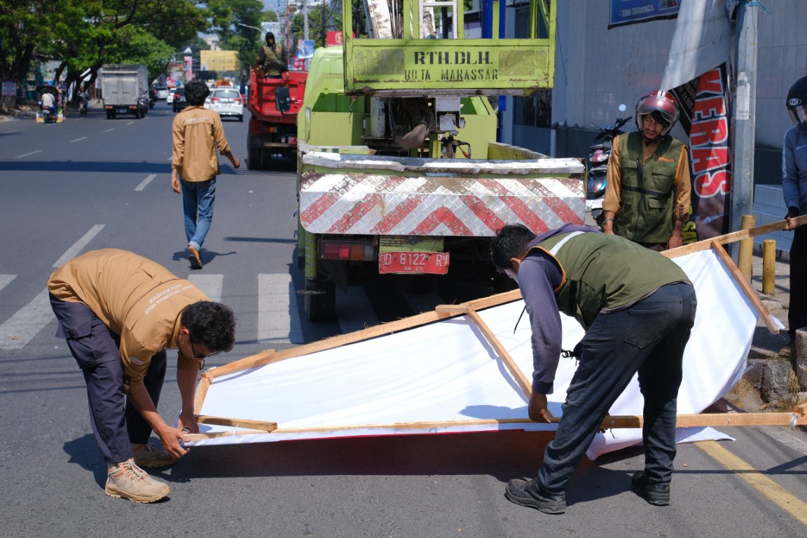 ist
TERTIBKAN--Tim Penertiban Pemkot Makassar melakukan penertiban reklame dan APK yang terpasang di luar ketentuan, seperti di tiang listrik, pohon, fasum dan yang menghalangi jarak pandang pengendara.