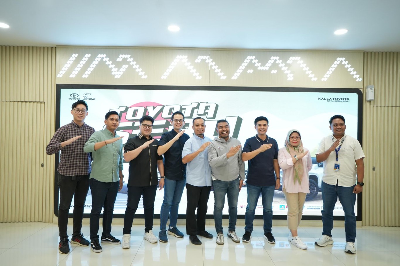 TOYOTA SERU -- Marketing General Manager Kalla Toyota, Suliadin (empat dari kiri), Marketing Manager Kalla Toyota, Amelia Amin (dua dari kiri), dan Branch Manager Kalla Toyota MaRI, Ariyanto, foto bersama para mitra kerjanya di sela acara press conference Toyota SERU.
