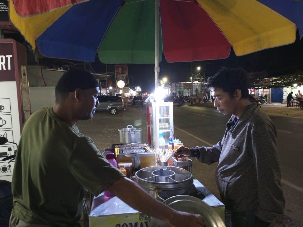 bkm/fajar PENTOL--Daeng Tutu melayani pembeli pentolan.Pria kelahiran Kabupaten Bantaeng 1972 ini setiap hari berjualan di depan Kampus UINAM.