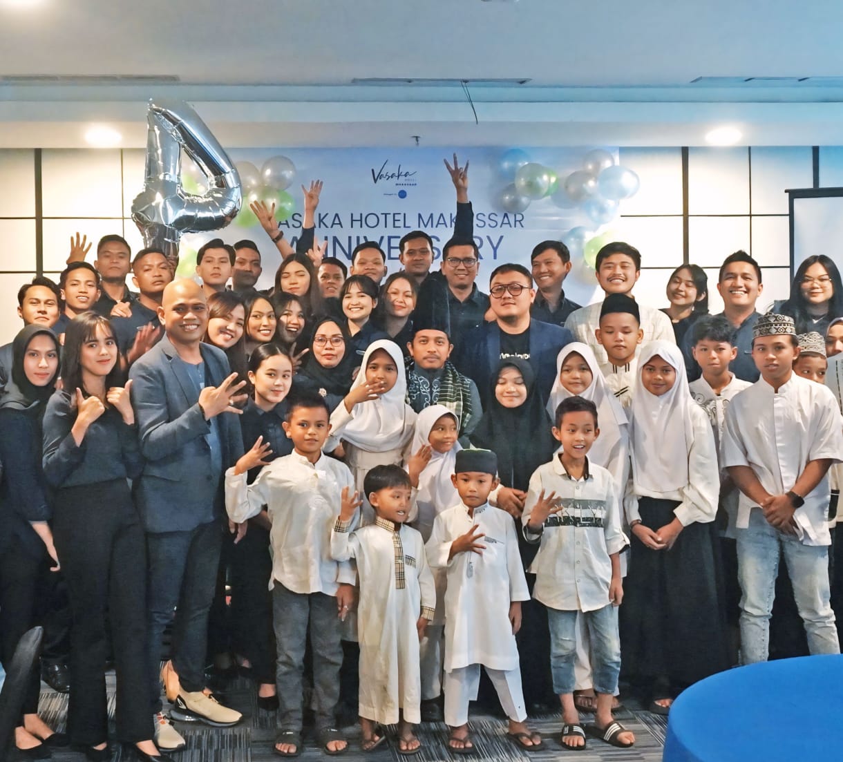 ULANG TAHUN -- Manajemen dan karyawan Vasaka Hotel Makassar merayakan HUT ke-4 yang dirangkaikan peringatan Maulid Nabi Muhammad Saw bersama anak Panti Asuhan An-Nur.
