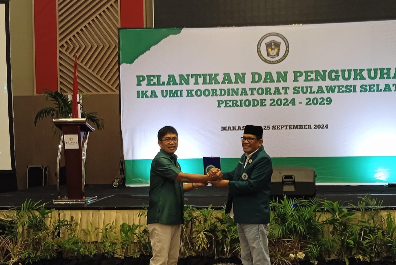 bkm/yusril
LANTIK--Ketua Umum IKA UMI Koordinatorat Sulsel periode 2024-2029,Ashar Arsyad dilantik dan dikukuhkan oleh Pengurus Pusat IKA UMI Chalik Suang selaku Sekertaris Bidang Organisasi, di Sandec C Hotel Claro,Rabu (25/9).
