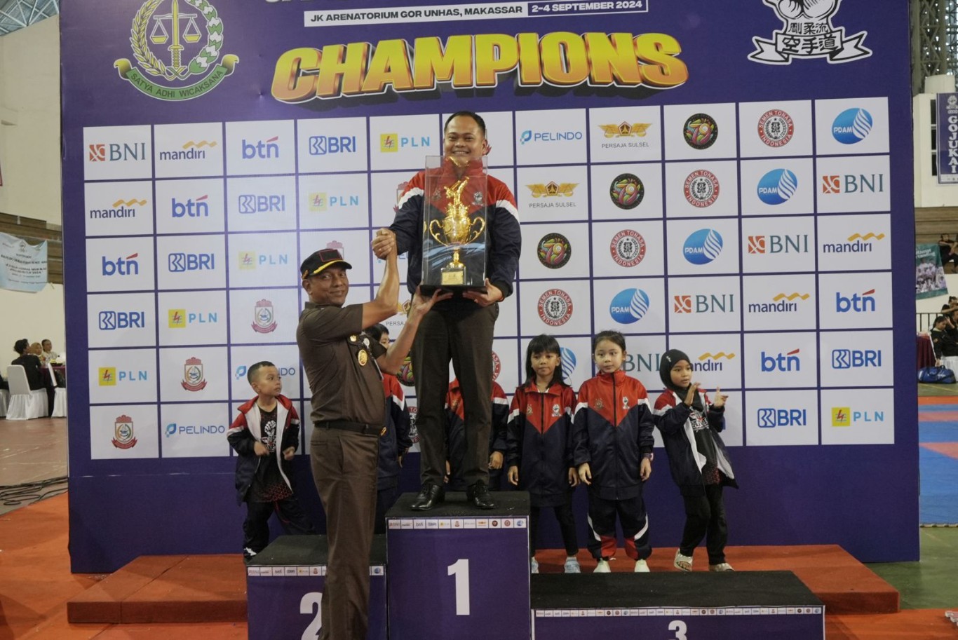 ist
TUTUP--Wakajati Sulsel Teuku Rahman secara resmi menutup Kejuaraan Nasional Karate Antardojo Gojukai yang memperebutkan Piala Bergilir “JAKSA AGUNG CUP” yang bertempat di JK Arenatorium Olah Raga (GOR) Universitas Hasanuddin,Rabu (4/9).