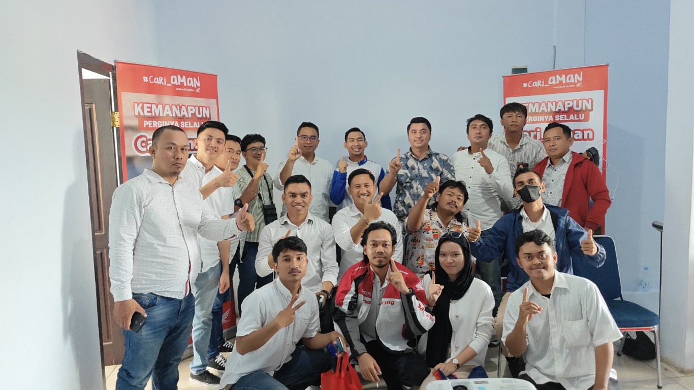 SAFETY RIDING -- Instruktur Safety Riding Astra Motor Sulawesi Selatan, Wanny (enam dari kanan belakang) bersama para pekerja di salah satu instansi usai memberikan edukasi tentang safety riding atau keselamatan dalam berkendara.