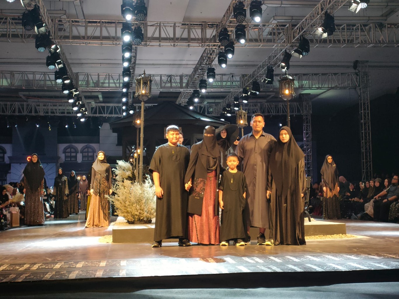 DESAIN TERBARU -- Sejumlah desain busana syar'i terbaru dari Dianristy ditampilkan dalam gelaran pameran dan fashion show 10 tahun Dianristy.