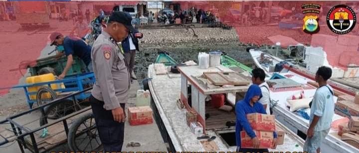 PATROLI -- Personel Polsek Paotere saat melaksanakan patroli di kawasan dermaga Pelabuhan Paotere Makassar.