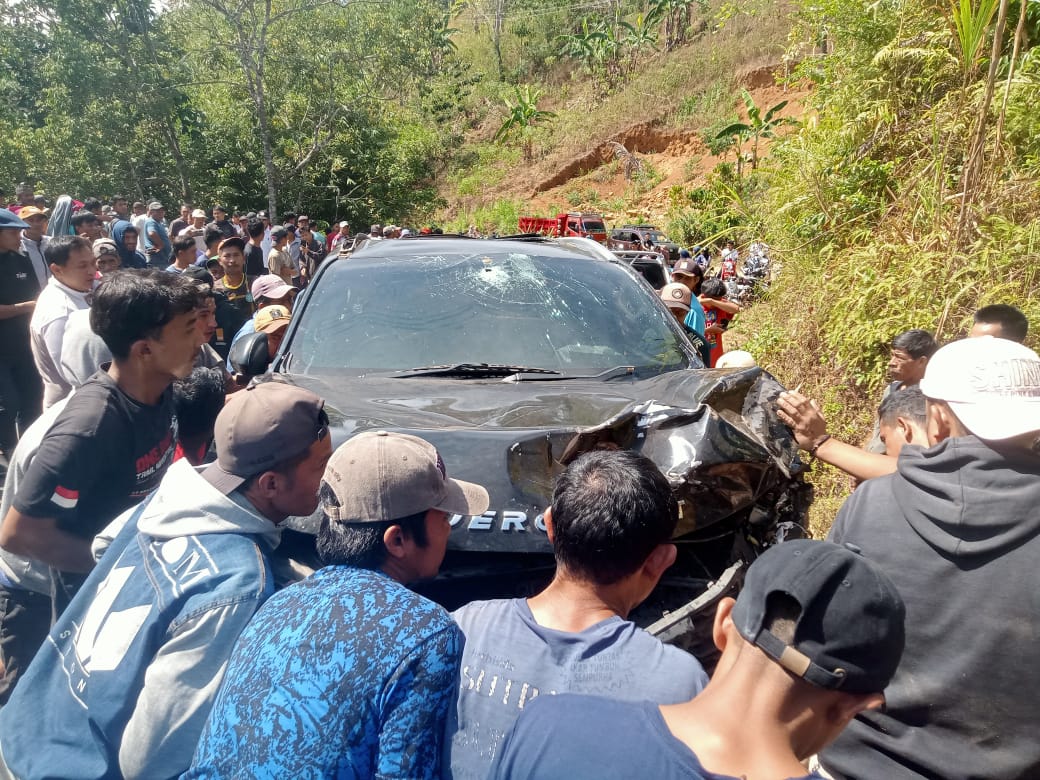 IST
EVAKUASI -- Suasana evakuasi mobil Pajero Sport yang dikemudikan Kades Datara Asfar Liwang dari jurang sedalam 10 meter. 
