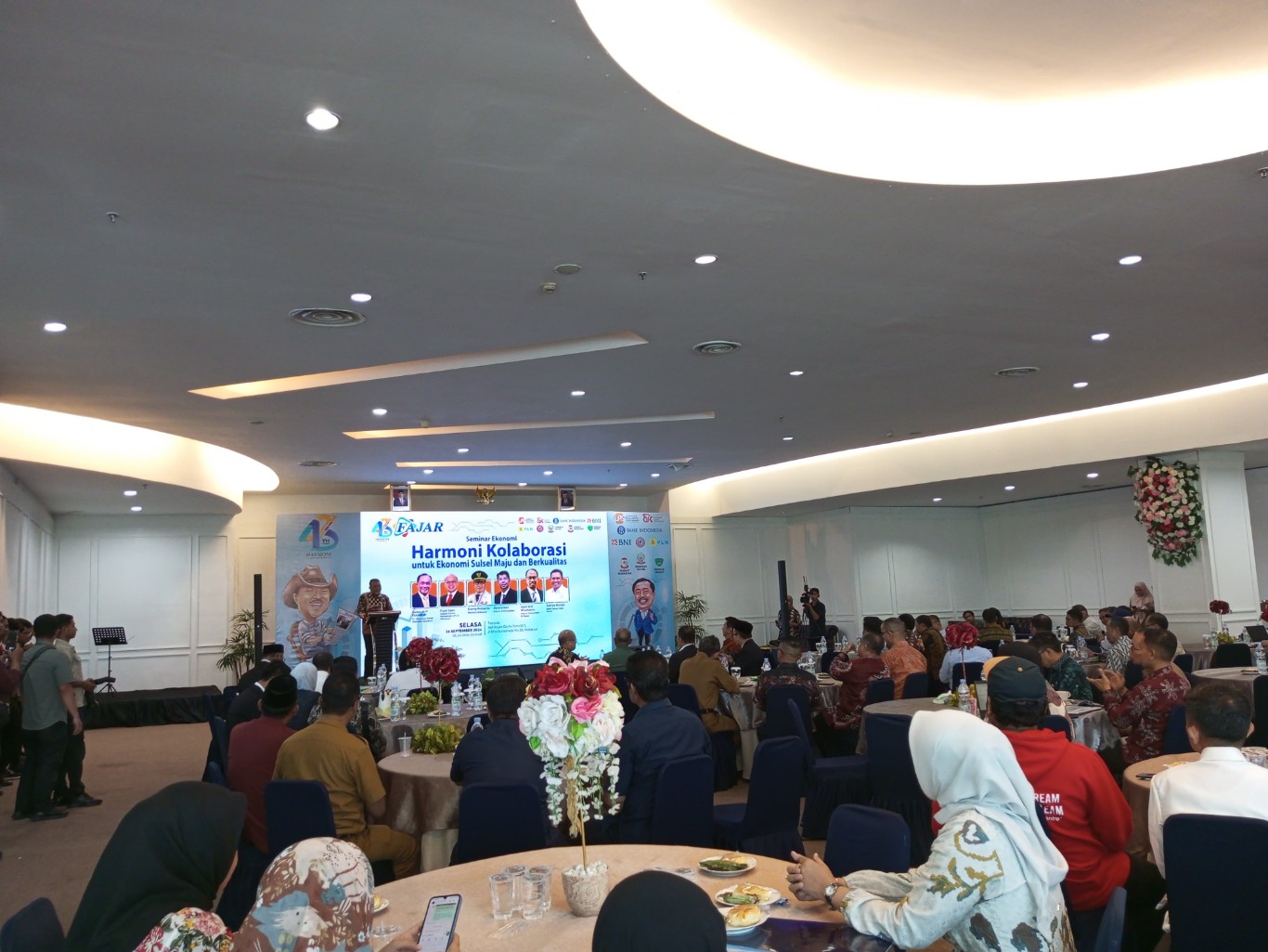 ist
SEMINAR--Dalam rangka memeriahkan peringatan HUT ke-43 tahun, Harian Fajar mengadakan seminar Ekonomi yang bertajuk "Harmoni Kolaborasi Untuk Ekonomi Sulsel Maju dan Berkualitas" di Ballroom, lantai satu, Gedung Graha Pena Selasa, (24/9).
