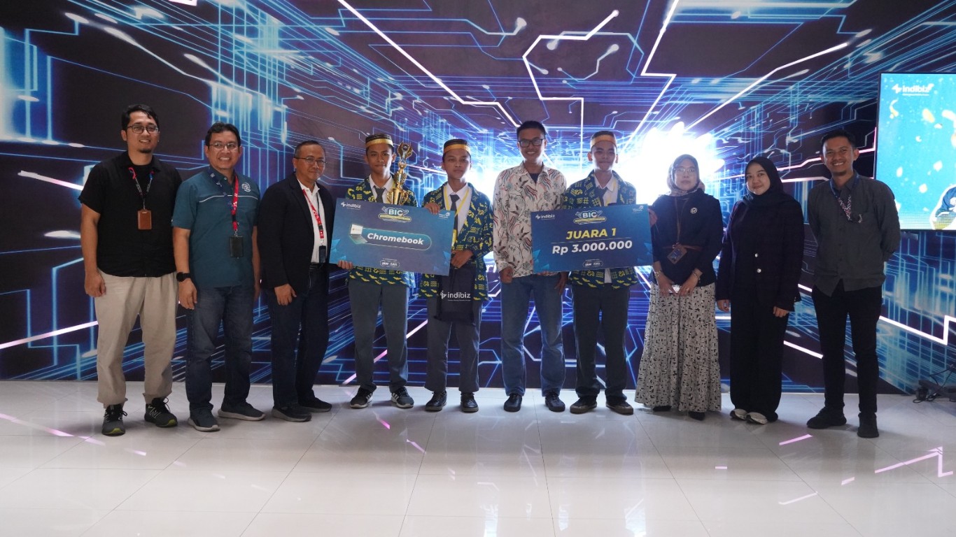HADIAH -- Tim D'MANCA dari MAN 1 Soppeng foto bersama General Manager Witel Sulbagsel-Telkom Regional 5, Eri Susanto (tiga dari kiri) usai menerima hadiah sebagai juara pertama lomba Business Idea Competition yang digelar Indibiz Witel Sulbagsel-Telkom Regional 5, Rabu (25/9).