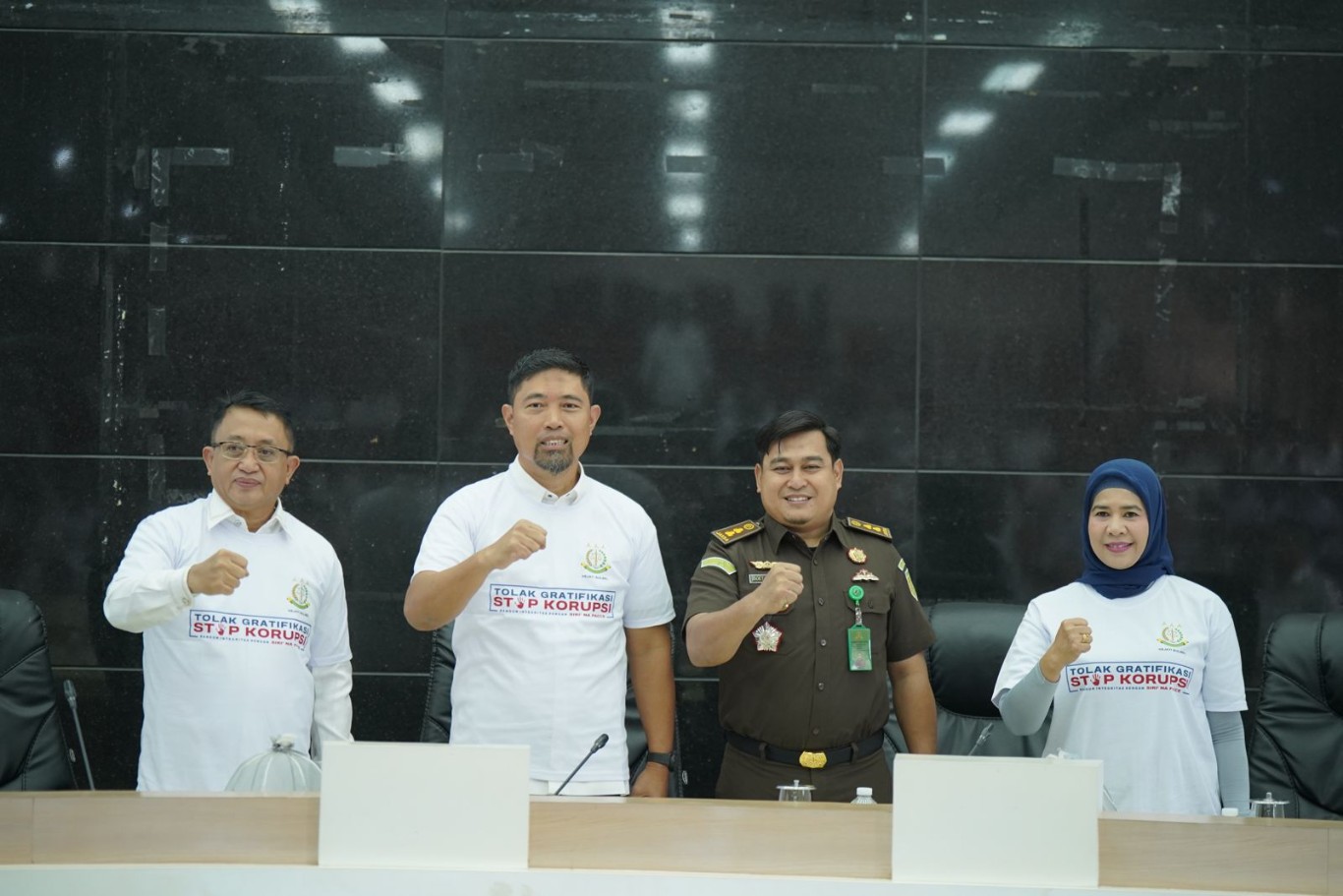 PENYULUHAN HUKUM -- Kasi Penerangan Hukum Kejati Sulsel, Soetarmi (dua dari kanan) dan Pjs Wali Kota Makassar, Andi Arwin Azis (dua dari kiri) saat tampil sebagai pemateri pada penyuluhan hukum anti korupsi di kantor Balaikota Makassar.
