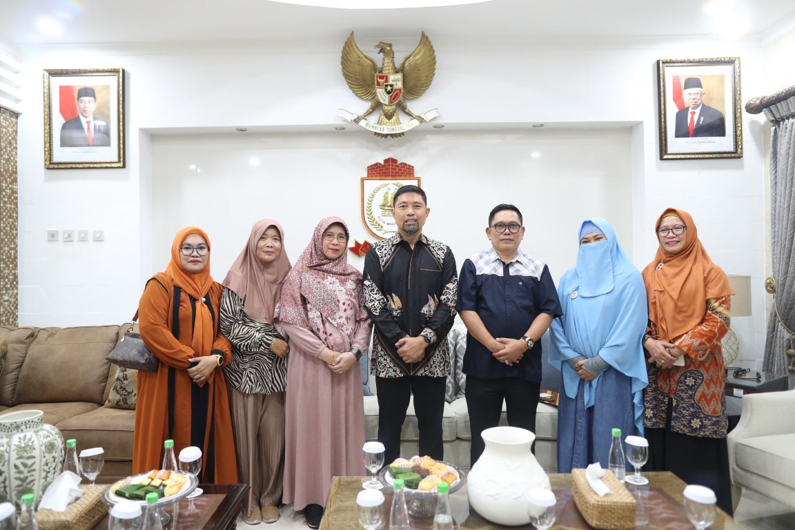 ist
TEMUI--Kadis Pendidikan Kota Makassar Muhyiddin Mustakim bersama sejumlah kepala sekolah menemui Pjs Wali Kota Makassar, Andi Arwin Azis di rumah jabatan Wali Kota Makassar,akhir pekan kemarin.
