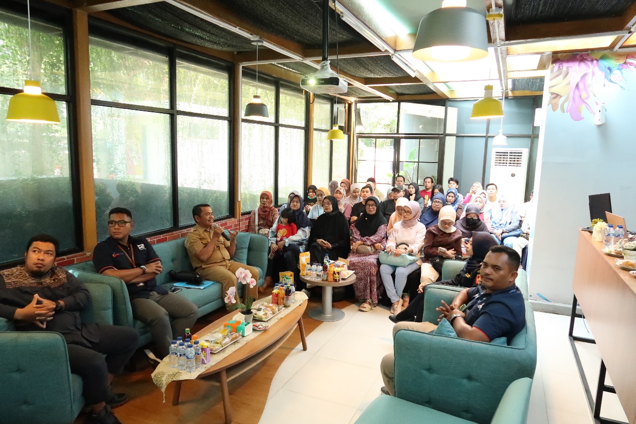 ANTUSIAS -- Para pelaku UMKM tampak begitu antusias mengikuti kegiatan bertema 'Strategi Ekspor dan Logistik Komoditi Perkebunan dan Holtikultura beserta Regulasinya'.
