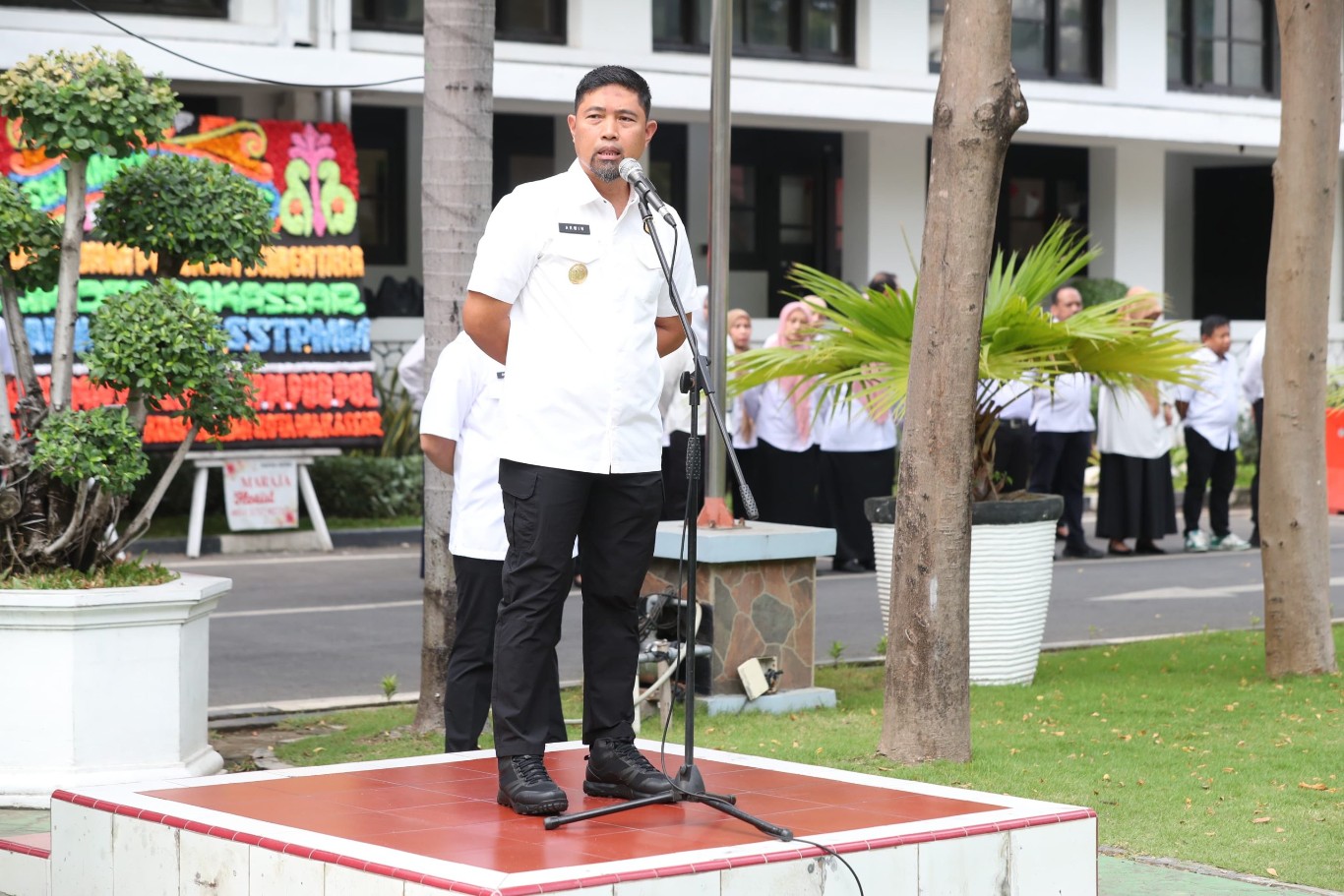 ist
APEL--Pjs Wali Kota Makassar, Andi Arwin Azis, memulai hari pertamanya bertugas dengan memimpin apel pagi di halaman Balai Kota Makassar pada Rabu, (25/9).Dalam sambutannya, Arwin memperkenalkan diri sebagai Pjs Wali Kota Makassar menggantikan Moh Ramdhan Pomanto yang cuti 2 bulan karena mengikuti masa kampanye.
