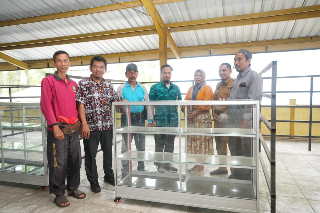 TJSL -- Senior Manager TJSL Semen Tonasa, Andita Sely Bestoro (tengah), staf, lurah Sapanang, ketua Forum CSR Massapanae, dan masyarakat penerima manfaat TJSL, foto bersama sebelum dilakukan penyerahan manfaat kepada UMKM.
