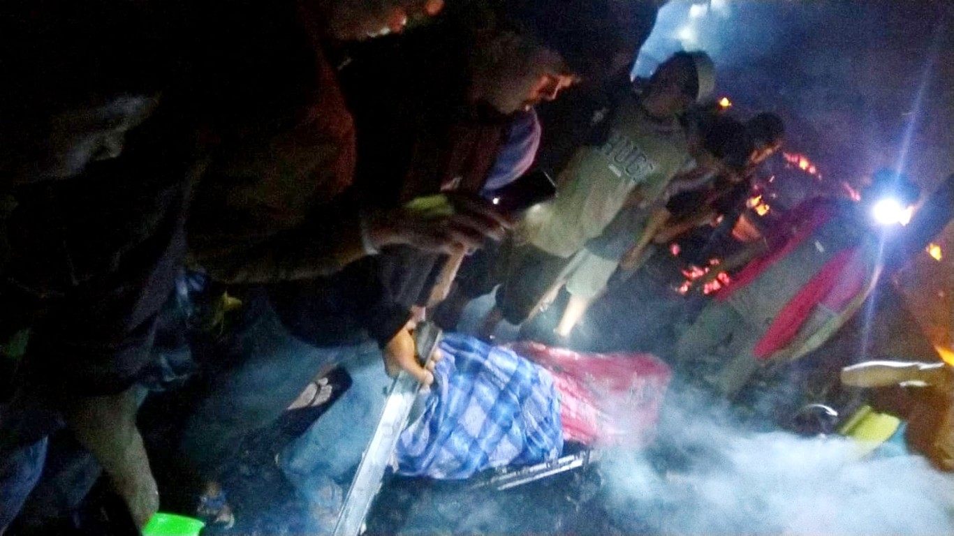 IST
BERPELUKAN -- Jasad Dg Rabiah dan anaknya, Yanti dalam kondisi berpelukan saat dievakuasi warga dan petugas usai kebakaran di Dusun Buloa, Desa Rappolemba, Tompobulu. Rumah korban yang ludes dilalap si jago merah.