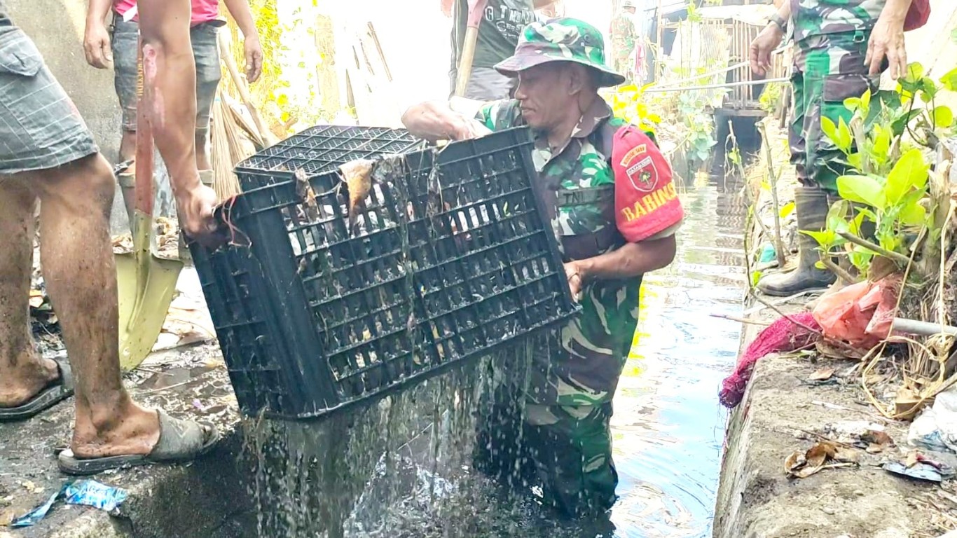 IST
BERSIH -- Aksi bersih-bersih yang dilakukan personel TNI diprakarsai anggota Koramil 1409-01 dan personel Polsek Somba Opu. 
