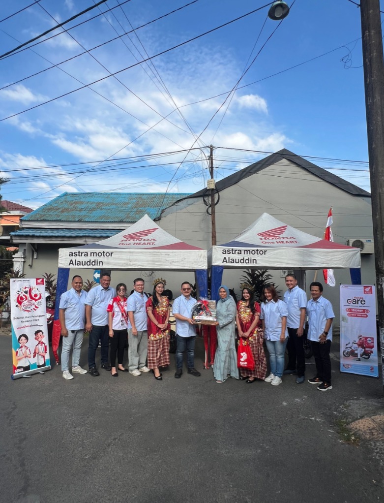 BINGKISAN -- Kepala Wilayah Astra Motor Sulawesi Selatan (Asmo Sulsel), Thamsir Sutrisno (tengah), didampingi jajaran manajemennya dan dua pemain PSM Makassar menyerahkan bingkisan kepada pelanggan setia sepeda motor Honda dalam rangka memeriahkan Harpelnas 2024.
