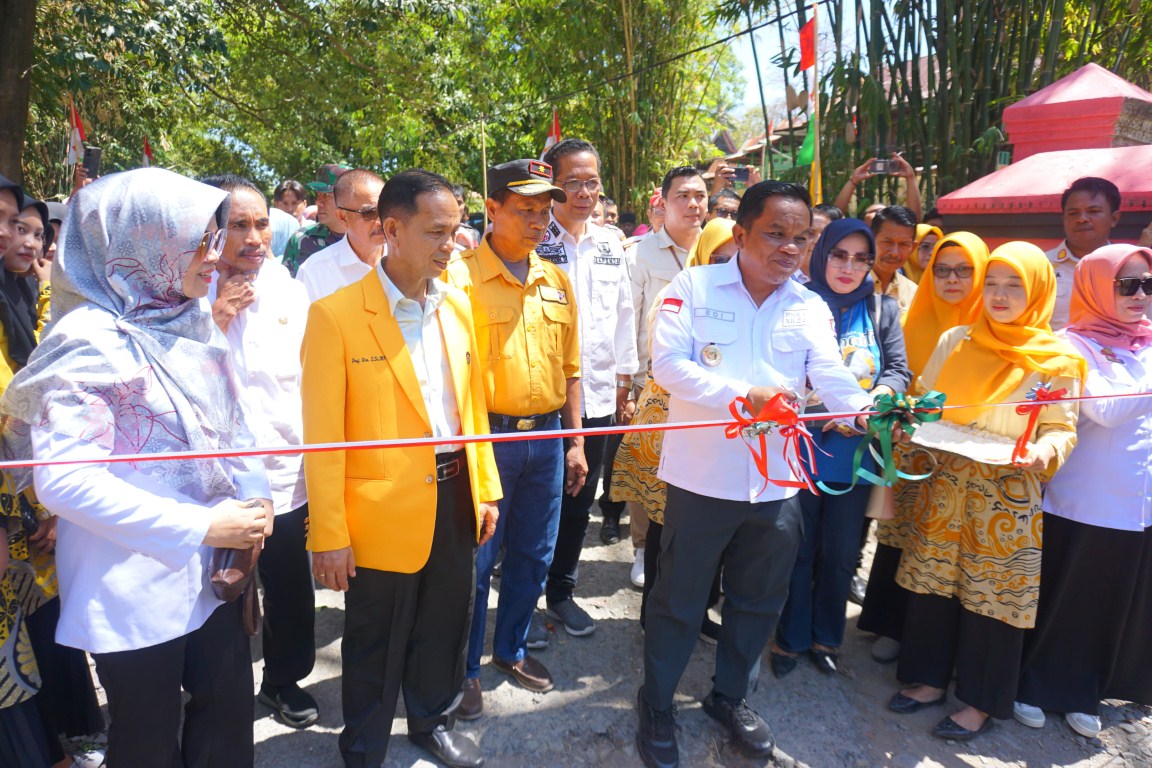 BIRTARIA KASSI -- Pj Bupati Jeneponto, Junaedi Bakri melakukan pengguntingan pita saat melaunching spot baru destinasi wisata Birtaria Kassi.