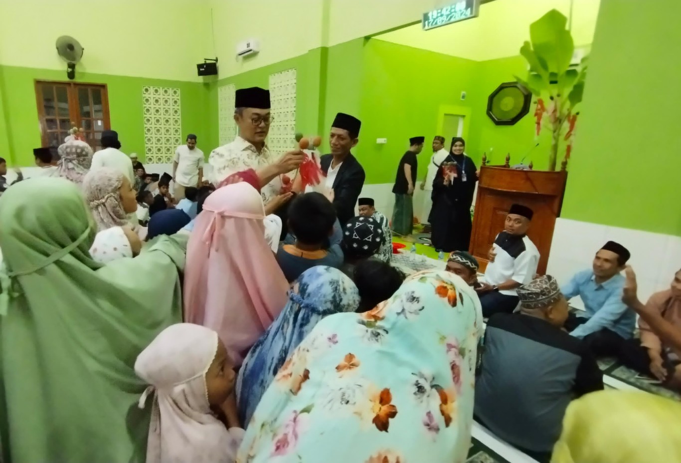 TELADANI -- Calon Bupati Bone, H Andi Rio Idris Padjalangi menghadiri peringatan Maulid Nabi Muhammad SAW di Kelurahan Majang, Kecamatan Tanete Riattang Barat, Kabupaten Bone, Sulawesi Selatan, Selasa (17/9) malam. 