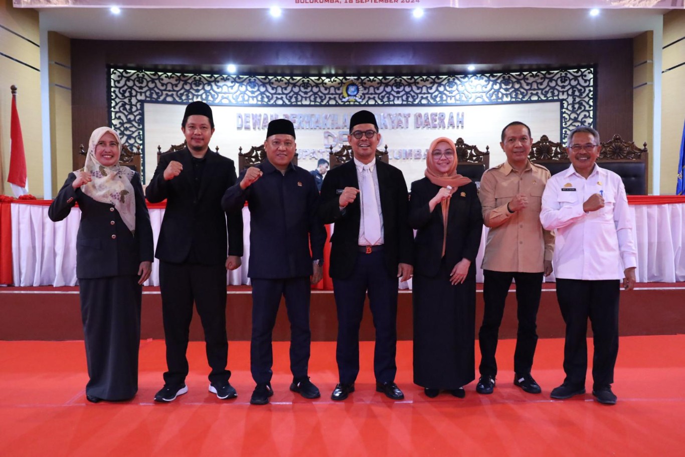 PIMPINAN DPRD -- Trio pimpinan DPRD yang merupakan perpaduan senior dan junior Umy Asyiatun Khadijah (Ketua), Fahidin HDK (Wakil Ketua) dan Syahruni Haris (Wakil Ketua) bisa melahirkan ide-ide baru dalam mengawal keputusan penting di parlemen untuk kepentingan masyarakat.
