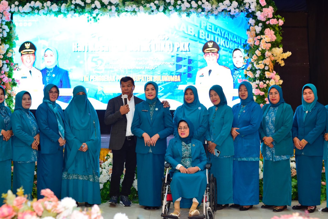PUNCAK PKK -- Bupati Bulukumba Andi Muchtar Ali Yusuf foto bersama saat menghadiri puncak peringatan HKG PKK ke-52 tahun 2024 tingkat Kabupaten Bulukumba di Ballroom Hotel Agri Bulukumba, Rabu (18/9).
