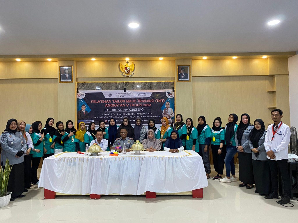 BUAT KUE -- Lapas Kelas IIA Bulukumba menggelar pelatihan TMT pembuatan roti dan kue selama sebulan bagi ibu-ibu DWP dan WBP wanita Lapas Bulukumba yang berakhir, Senin (9/9).