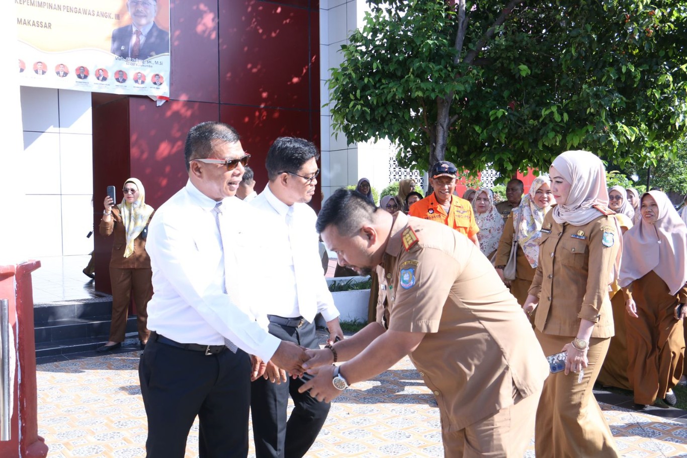 PAMIT -- Bupati Bulukumba Andi Muchtar Ali Yusuf dan Wabup Andi Edy Manaf pamit disela-sela mengikuti apel gabungan lingkup Pemkab Bulukumba di halaman Kantor Bupati Bulukumba, Senin (23/9). 
