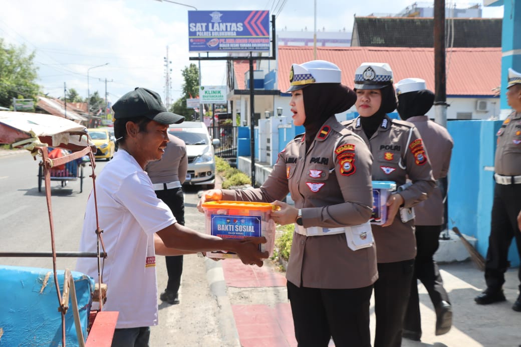 BAKTI SOSIAL -- Satlantas Polres Bulukumba menggelar kegiatan kemanusiaan berupa Bakti Sosial, Bakti Religi hingga Donor Darah, Jumat (6/9). 
